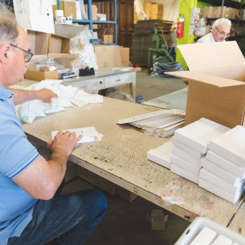 Ice Cube: gli astucci in cartoncino-Ice Cube: cardboard case-Ice Cube: estuche de cart&oacute;n